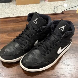 Air Jordan Mid sneakers black/white womens 10 / men’s 8